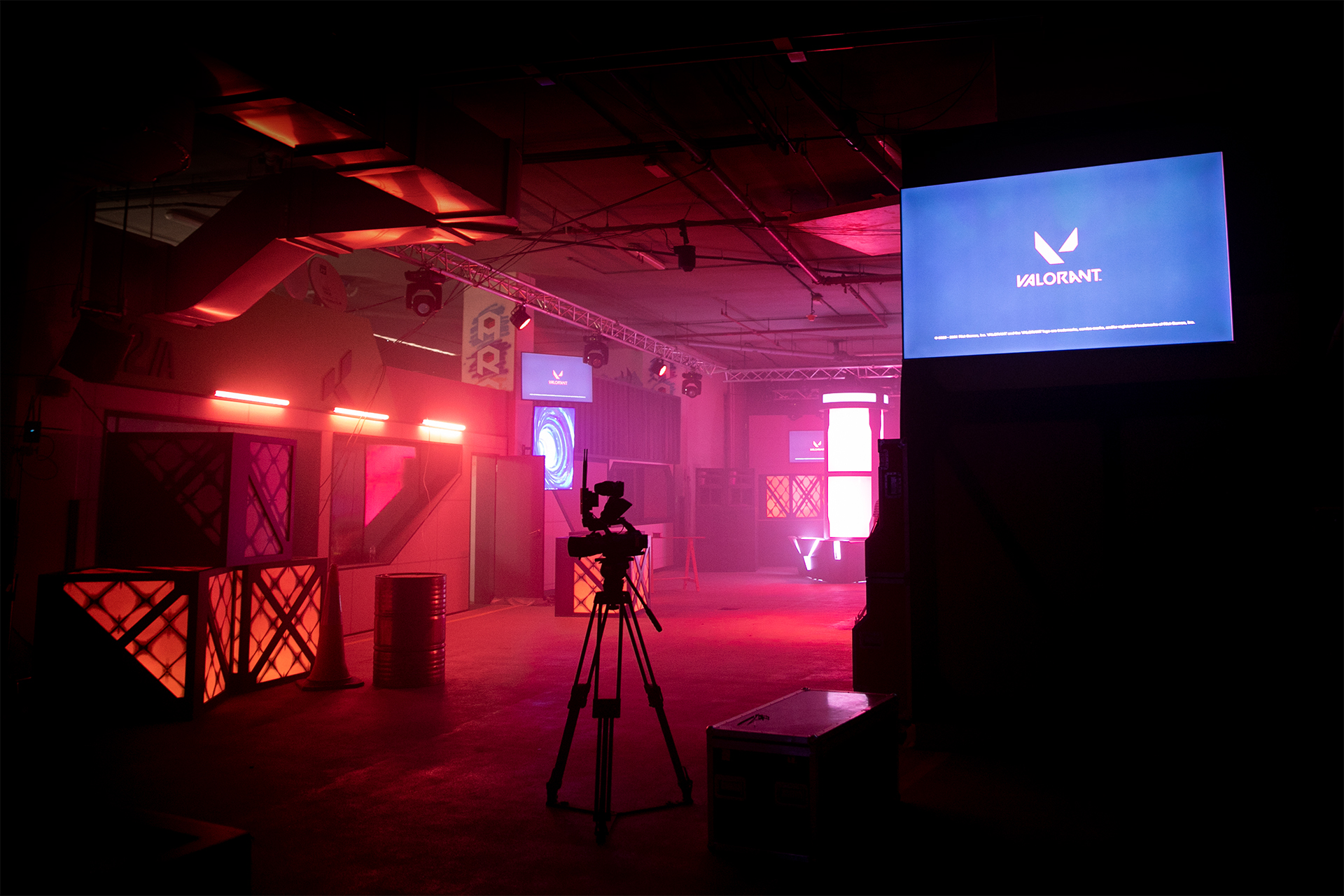 Valorant experience hallway with a monitor and camera