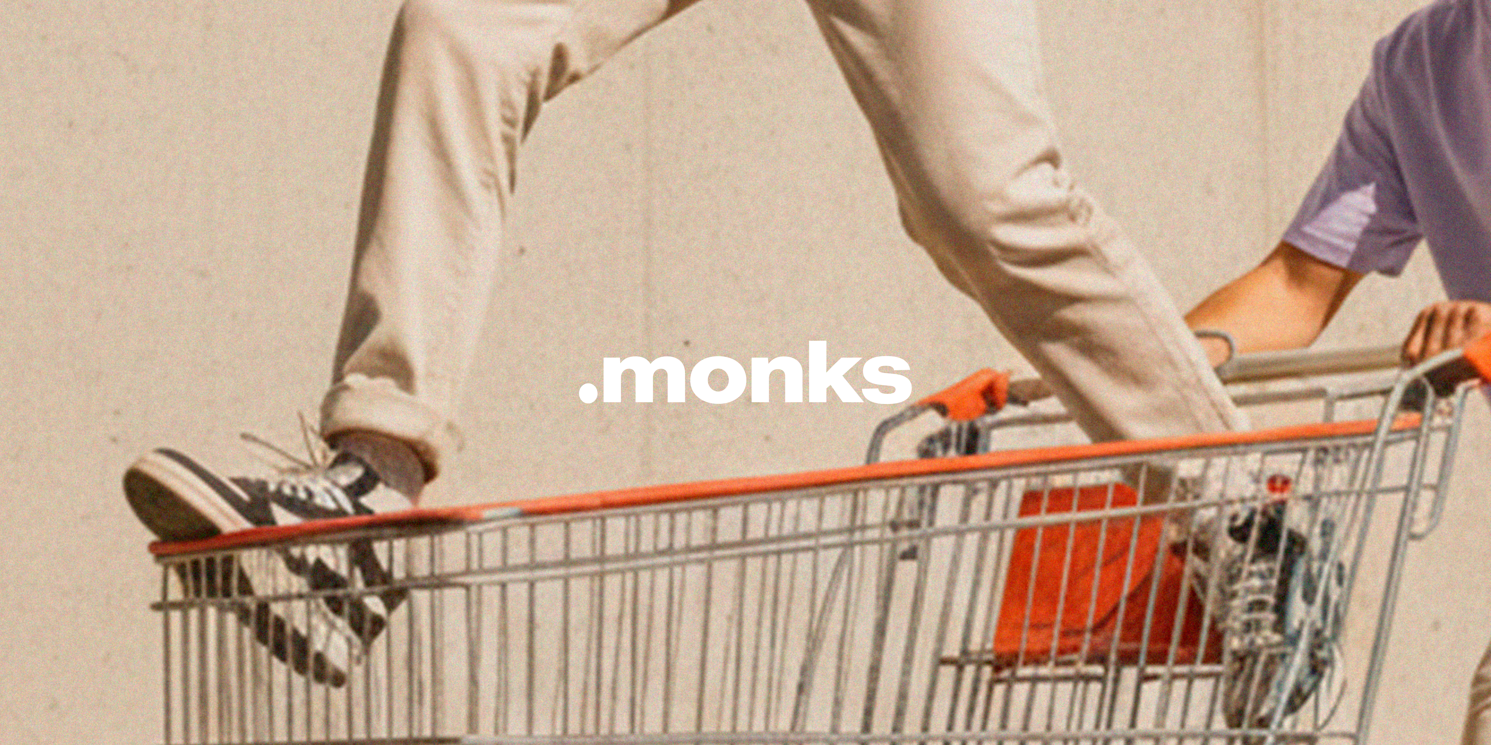 pessoa em pé sob um carrinho de compras, usando calça bege e tenis preto