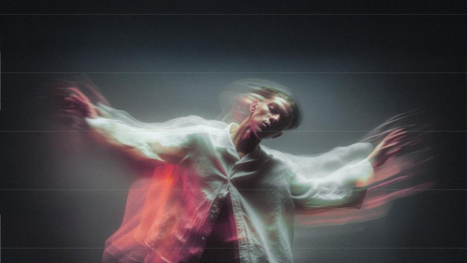 Guy swaying his upper body with blur effect around him