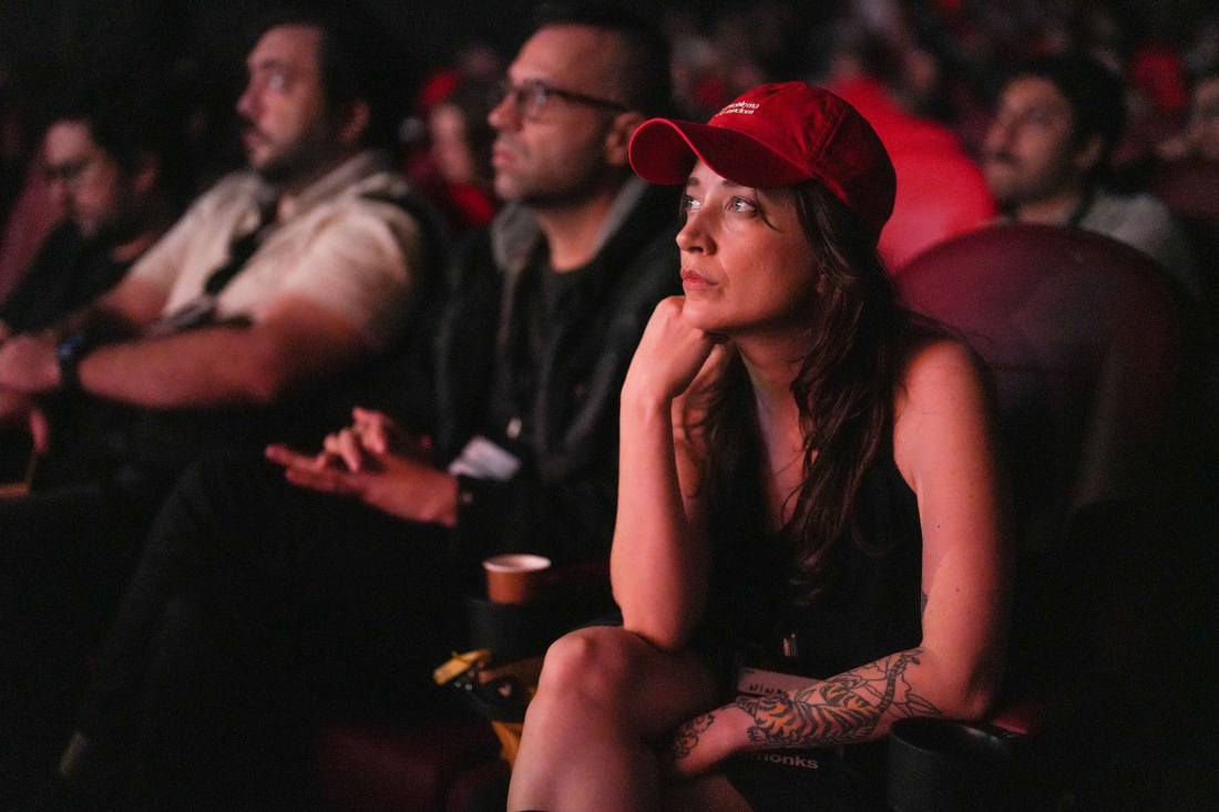 person watching a era dos fandoms event