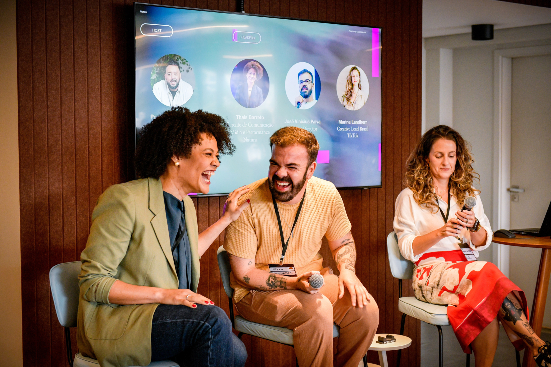 thais barreto and jose vinicius laughing while presenting at the stage