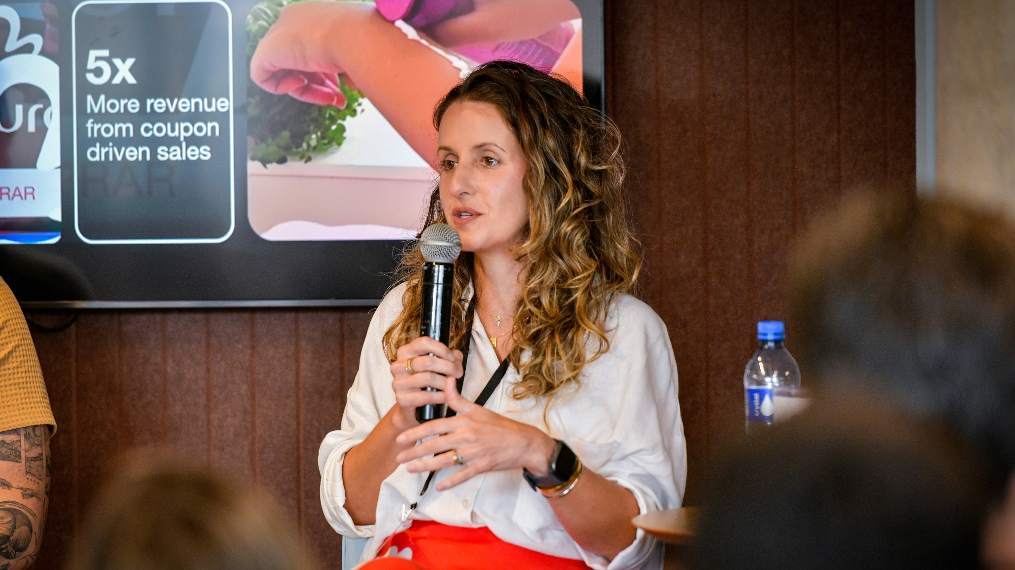 Marina Landherr, Creative Lead do TikTok, presenting at monks event