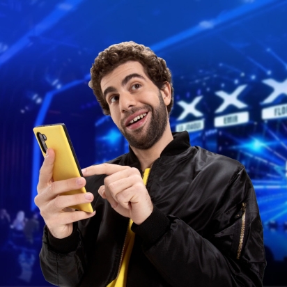 Mercado Libre influencer on a phone