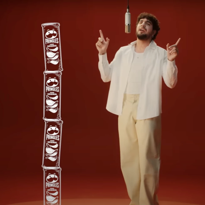 Nattanzinho, the singer, on a red set