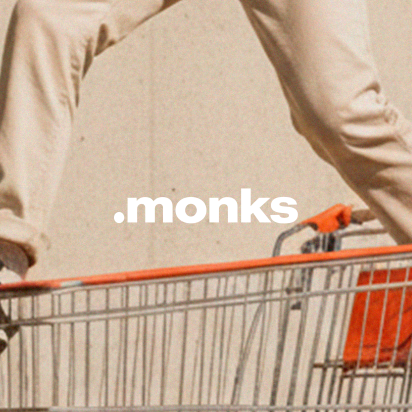 pessoa em pé sob um carrinho de compras, usando calça bege e tenis preto