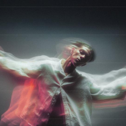 Guy swaying his upper body with blur effect around him