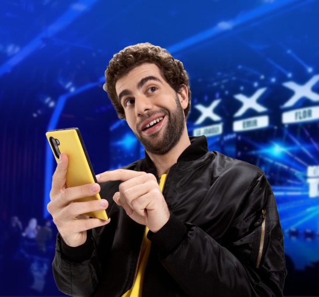 Mercado Libre influencer on a phone