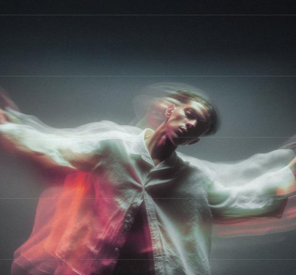 Guy swaying his upper body with blur effect around him