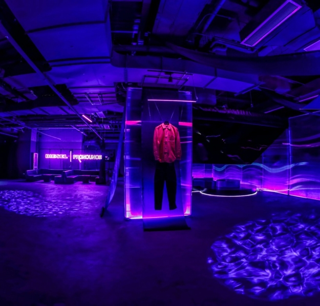 An outfit behind glass in shown on a exhibition floor