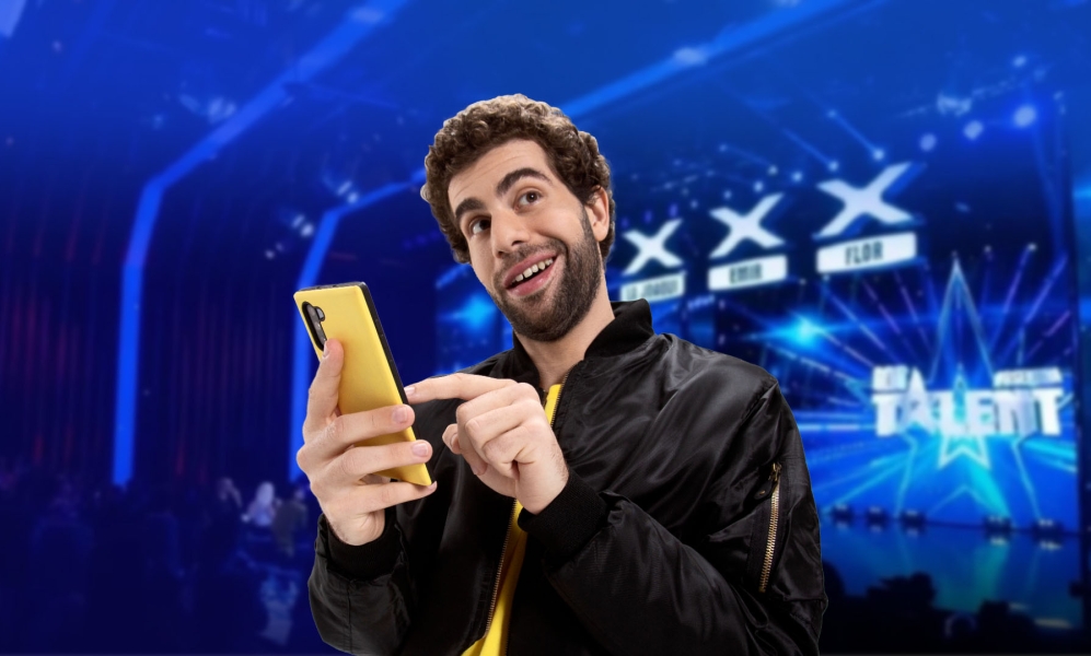 Mercado Libre influencer on a phone