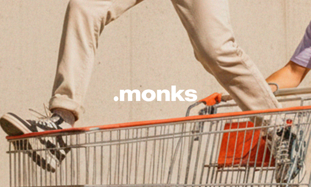 pessoa em pé sob um carrinho de compras, usando calça bege e tenis preto