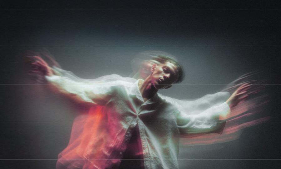 Guy swaying his upper body with blur effect around him