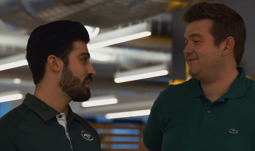 Two employees chatting in the hall of a media.monks office