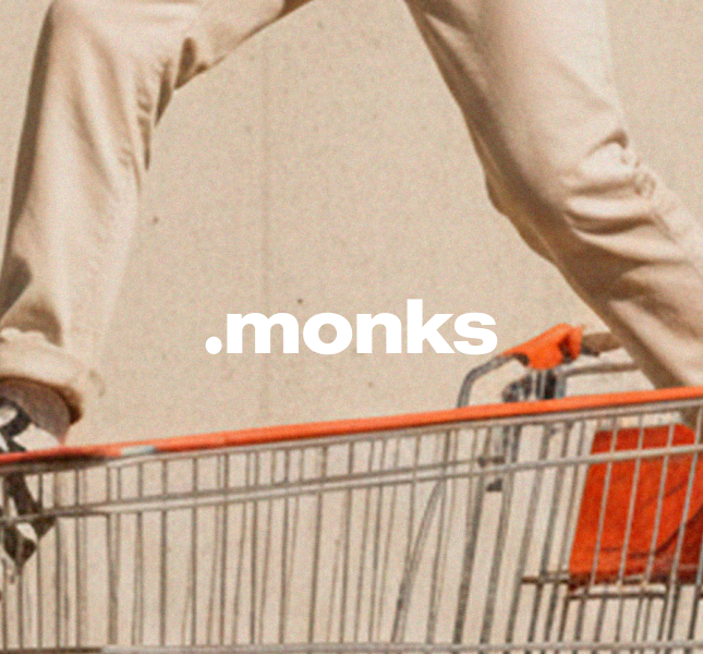 pessoa em pé sob um carrinho de compras, usando calça bege e tenis preto